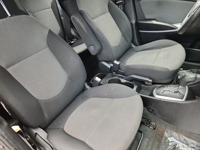 2012 Hyundai Accent 5-Door GS
