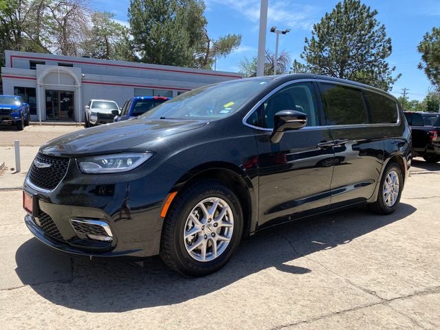 2024 Chrysler Pacifica Touring L's photo