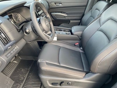 2025 Nissan Pathfinder SL